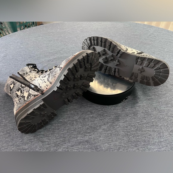 CROWN & IVY Women’s Boots Black & White Snake Print with Sherpa Lining NWOT Sz 7 - Picture 9 of 16